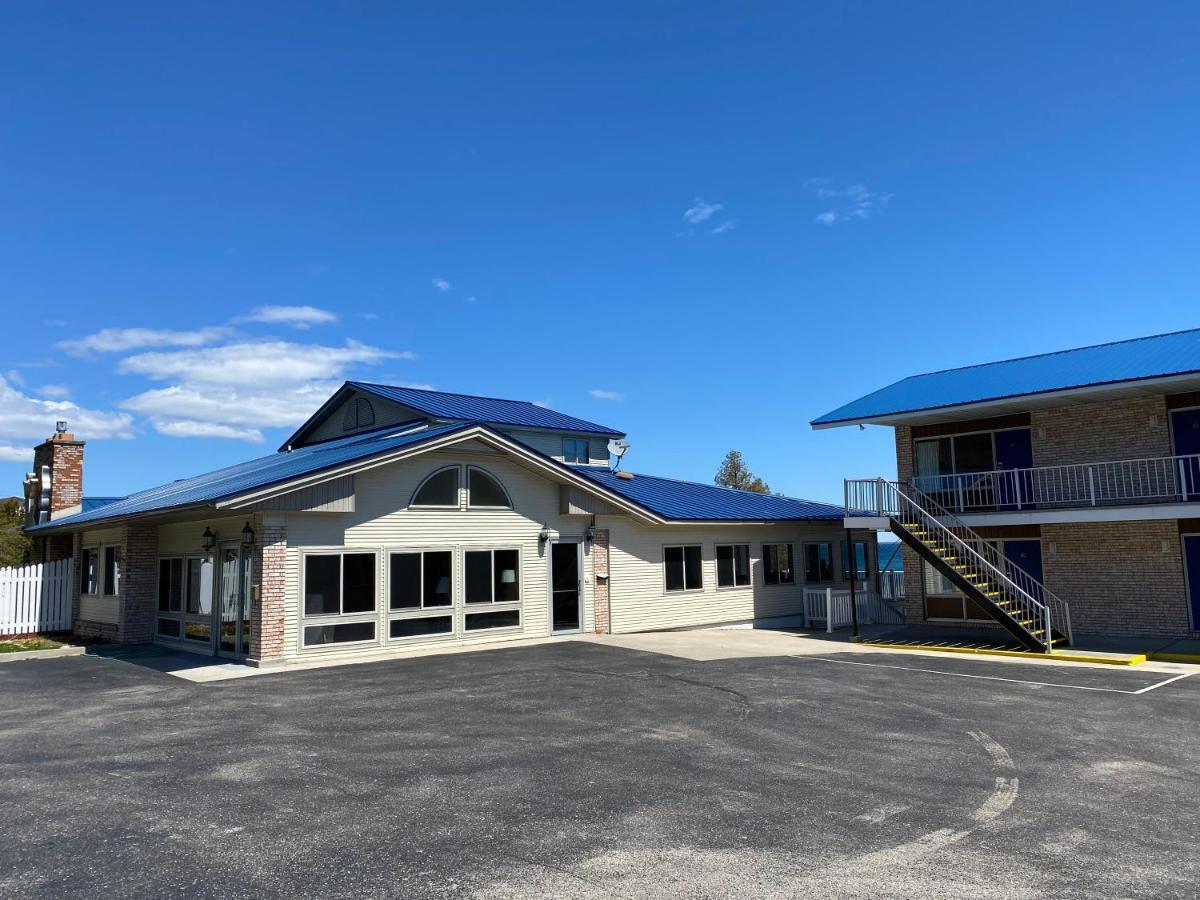 Days Inn & Suites By Wyndham St. Ignace Lakefront Exterior photo