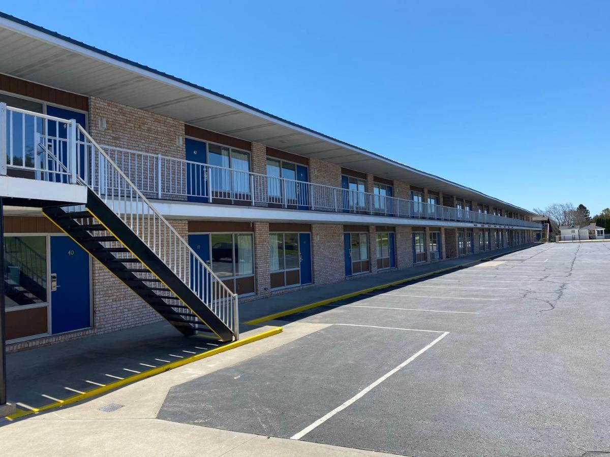 Days Inn & Suites By Wyndham St. Ignace Lakefront Exterior photo