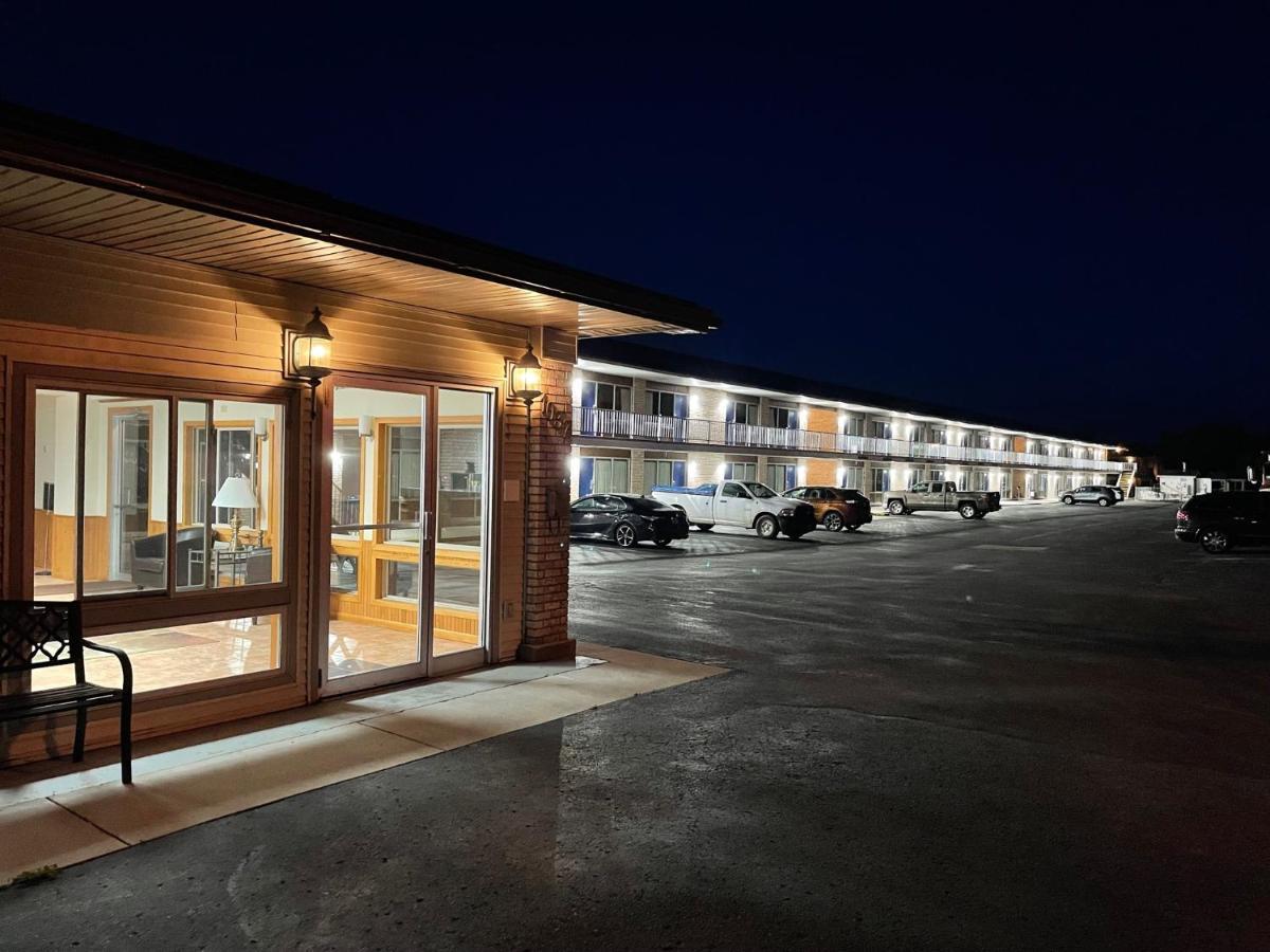 Days Inn & Suites By Wyndham St. Ignace Lakefront Exterior photo