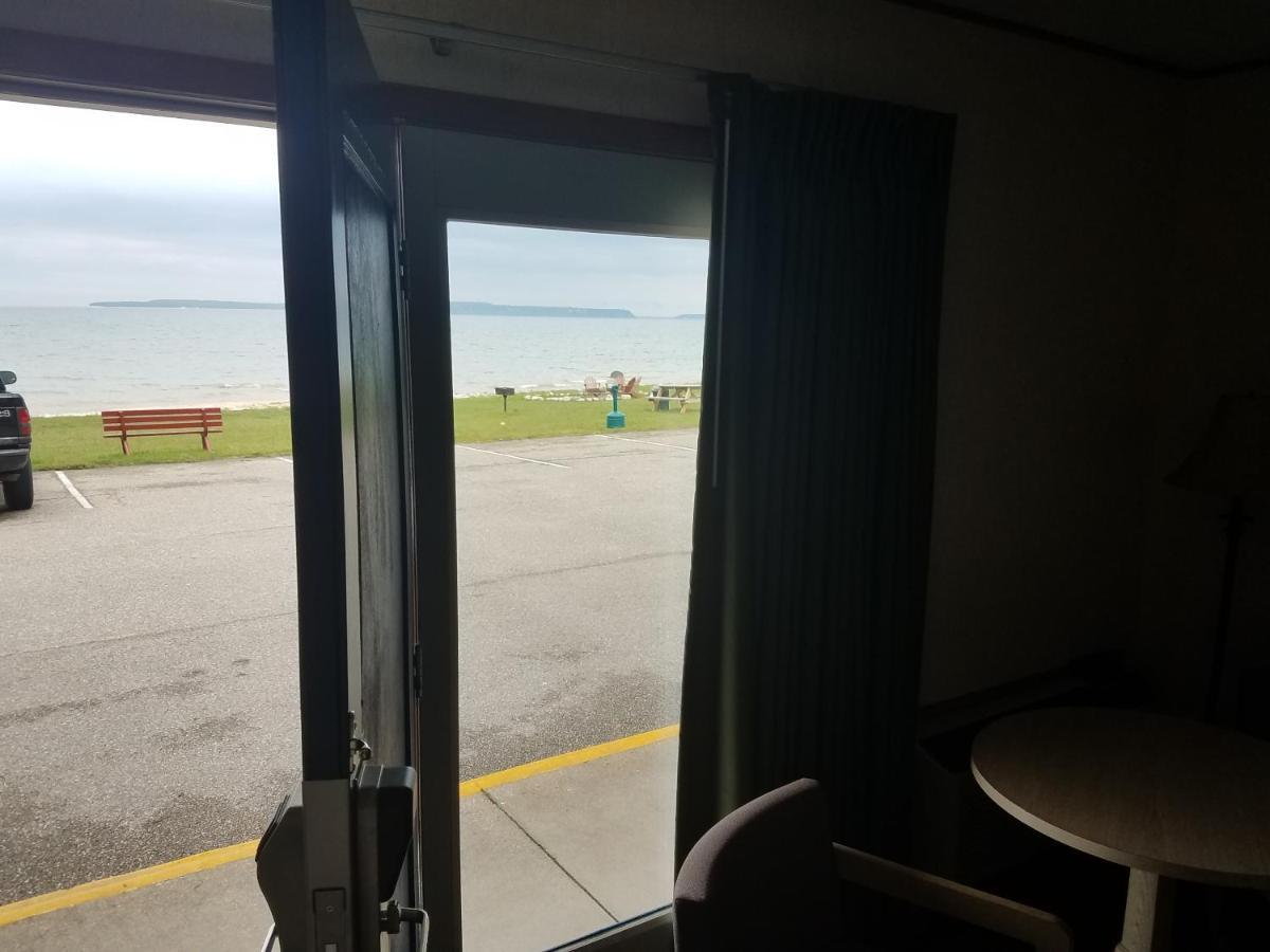Days Inn & Suites By Wyndham St. Ignace Lakefront Exterior photo