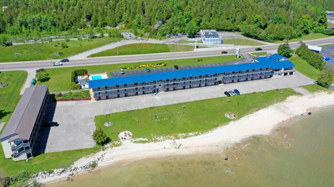 Days Inn & Suites By Wyndham St. Ignace Lakefront Exterior photo