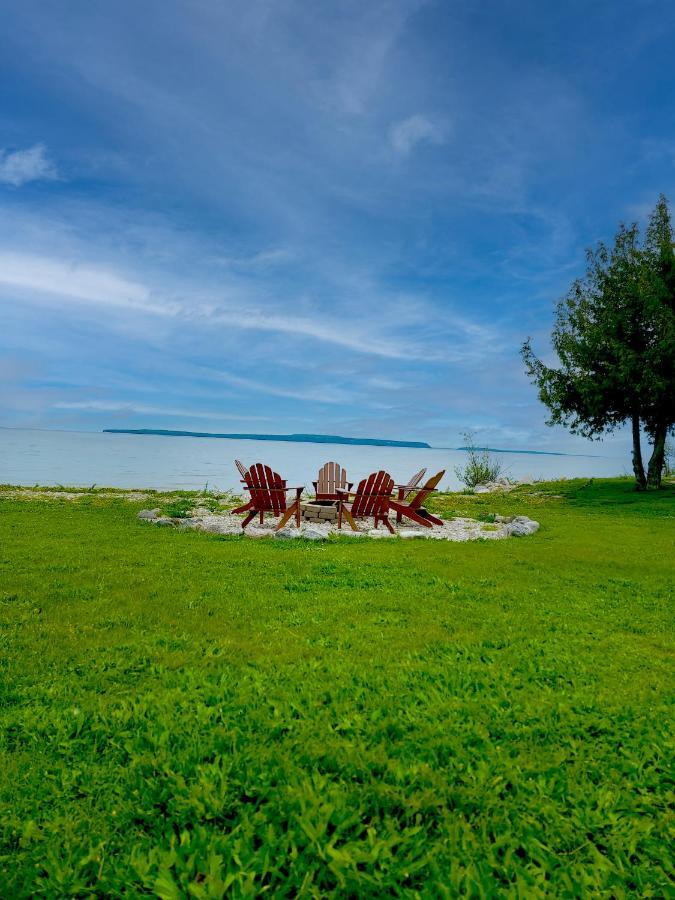 Days Inn & Suites By Wyndham St. Ignace Lakefront Exterior photo