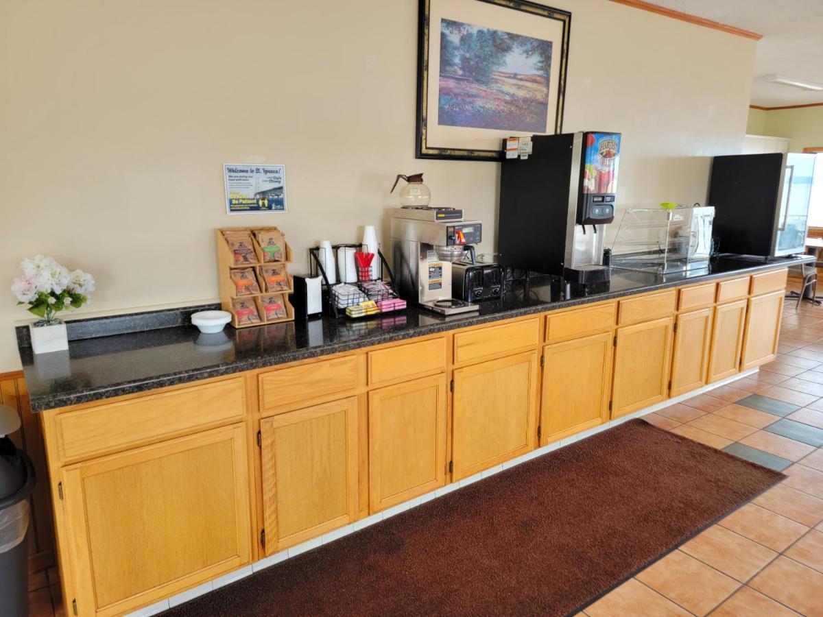 Days Inn & Suites By Wyndham St. Ignace Lakefront Exterior photo