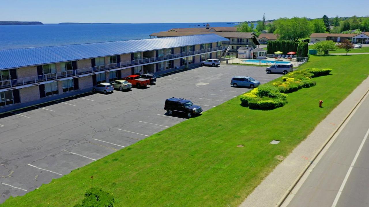 Days Inn & Suites By Wyndham St. Ignace Lakefront Exterior photo