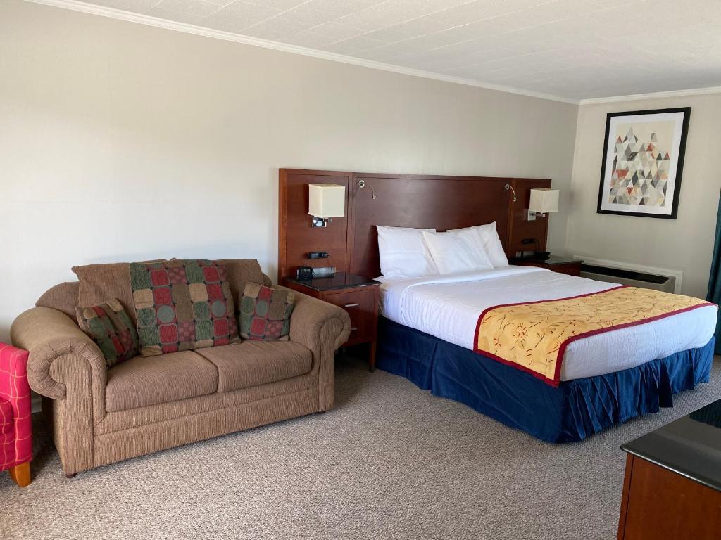 Days Inn & Suites By Wyndham St. Ignace Lakefront Exterior photo