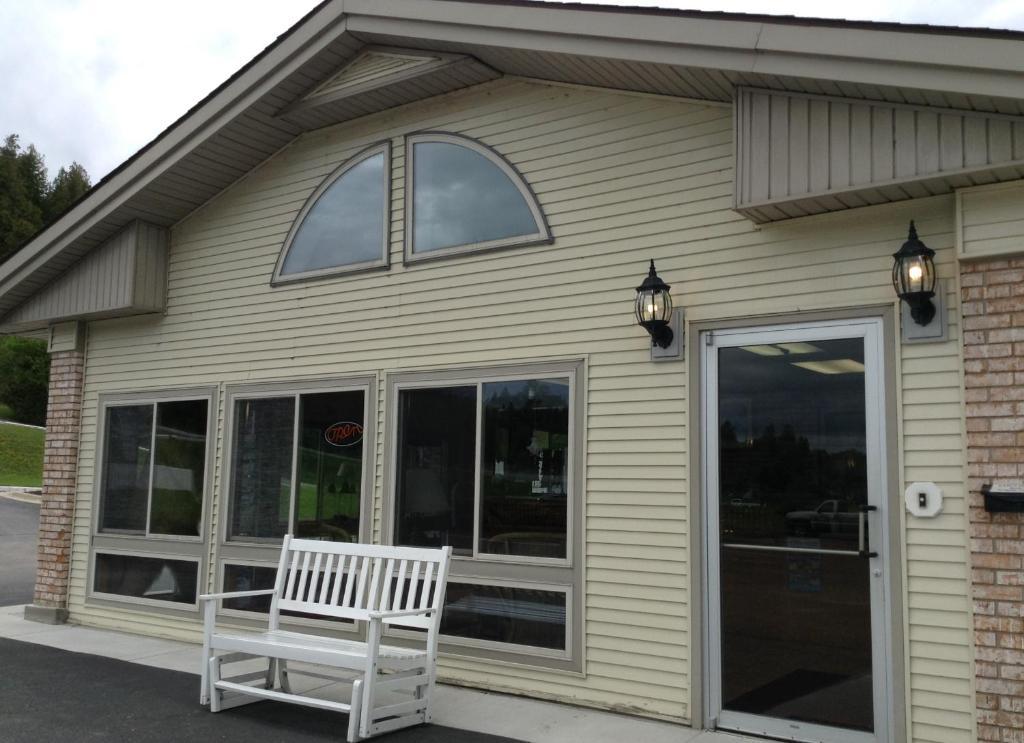 Days Inn & Suites By Wyndham St. Ignace Lakefront Exterior photo