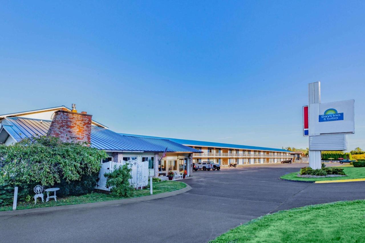 Days Inn & Suites By Wyndham St. Ignace Lakefront Exterior photo
