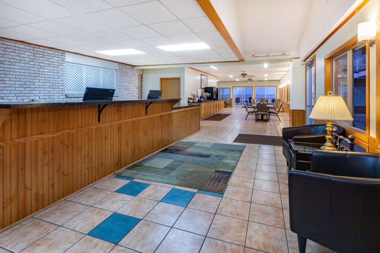 Days Inn & Suites By Wyndham St. Ignace Lakefront Exterior photo