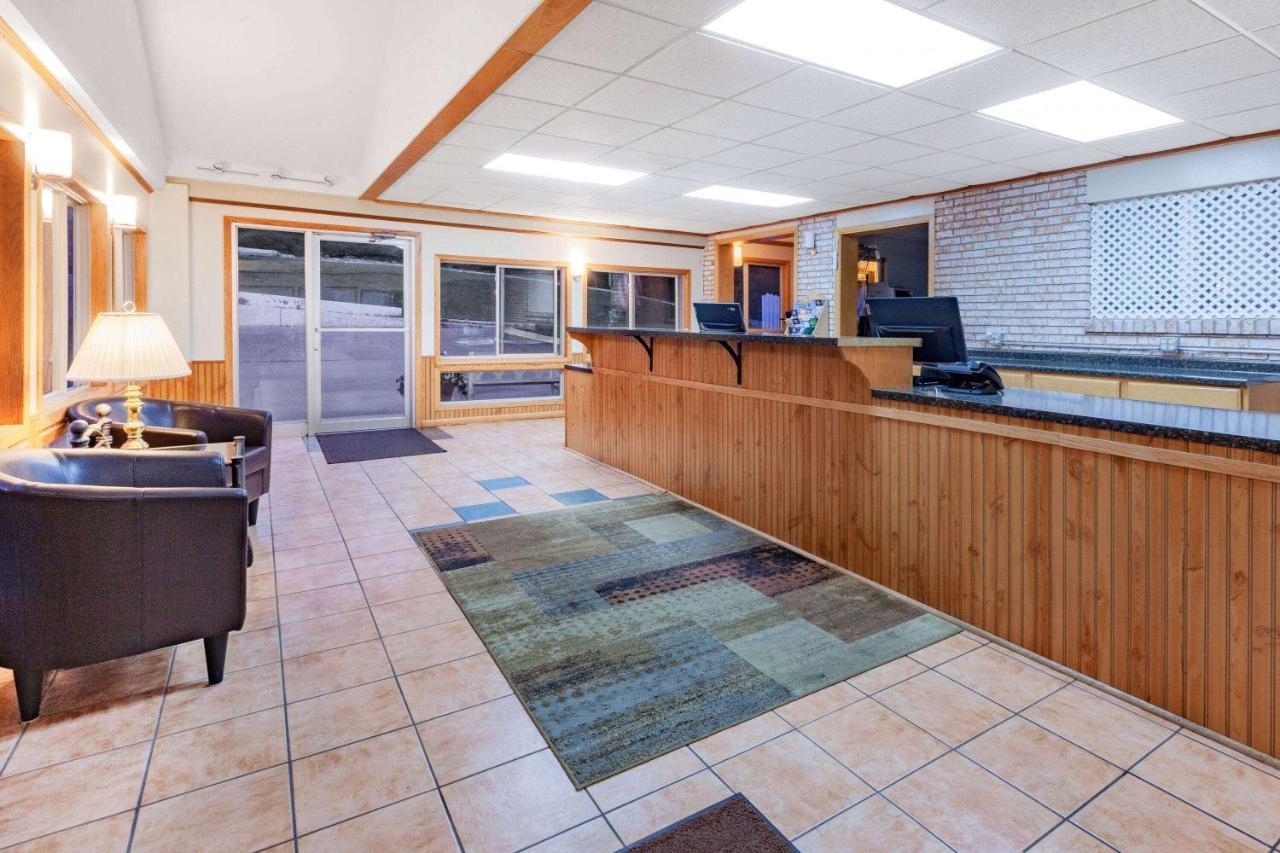 Days Inn & Suites By Wyndham St. Ignace Lakefront Exterior photo