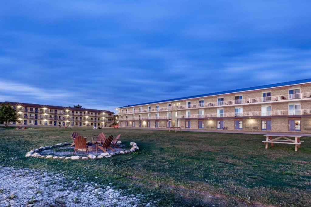 Days Inn & Suites By Wyndham St. Ignace Lakefront Exterior photo