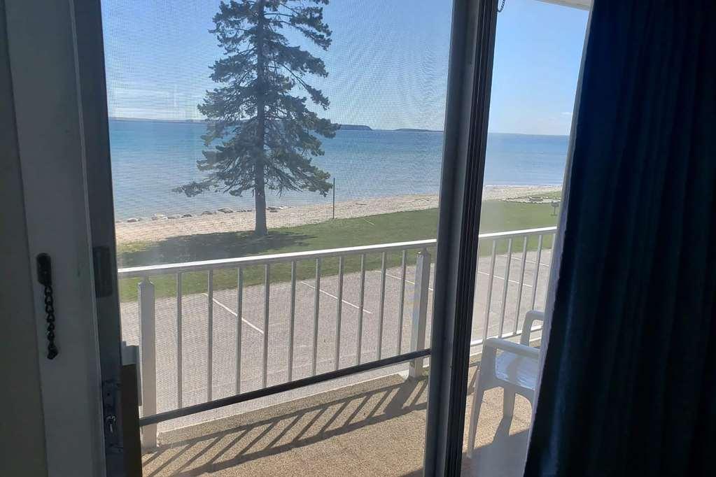 Days Inn & Suites By Wyndham St. Ignace Lakefront Room photo