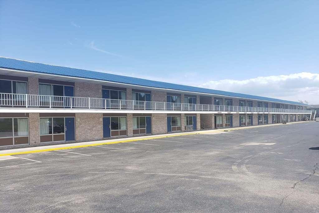 Days Inn & Suites By Wyndham St. Ignace Lakefront Exterior photo