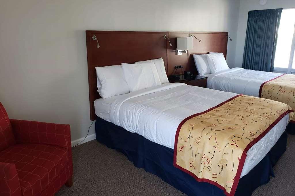 Days Inn & Suites By Wyndham St. Ignace Lakefront Room photo