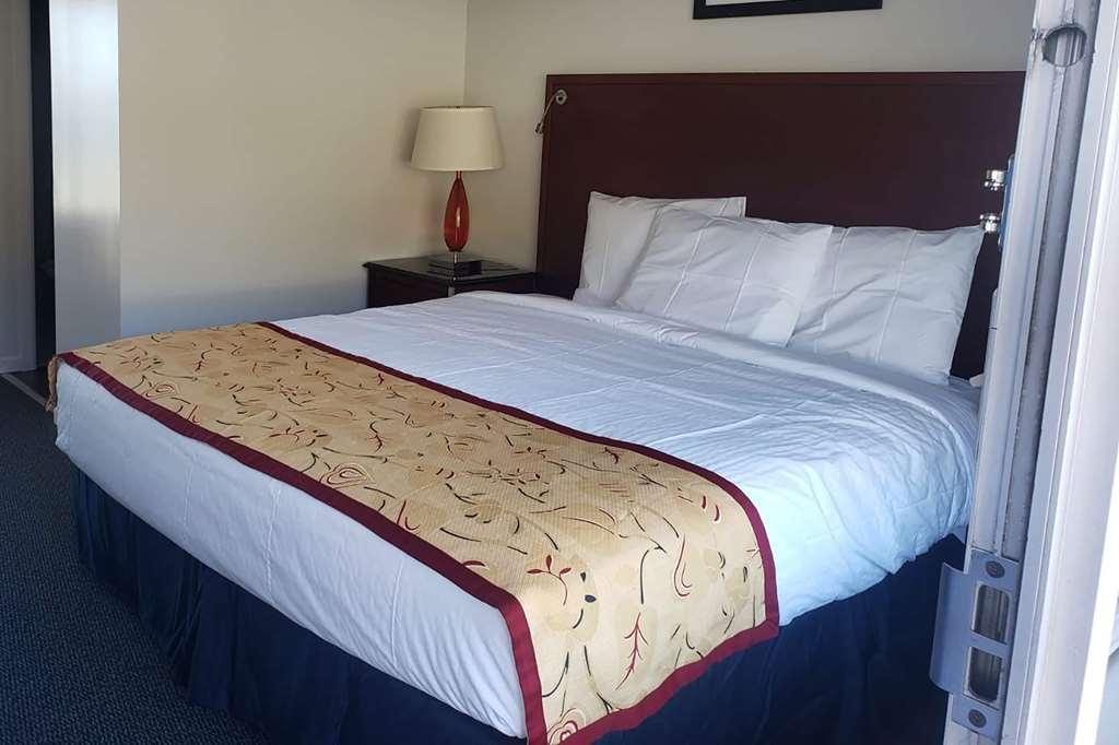 Days Inn & Suites By Wyndham St. Ignace Lakefront Room photo