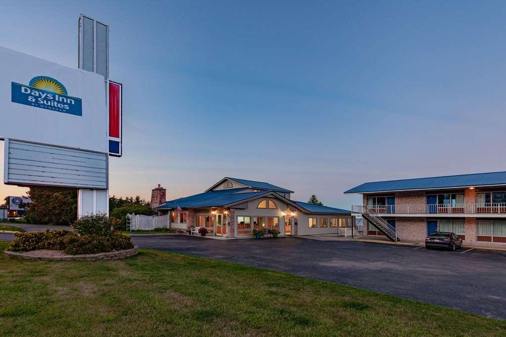 Days Inn & Suites By Wyndham St. Ignace Lakefront Exterior photo