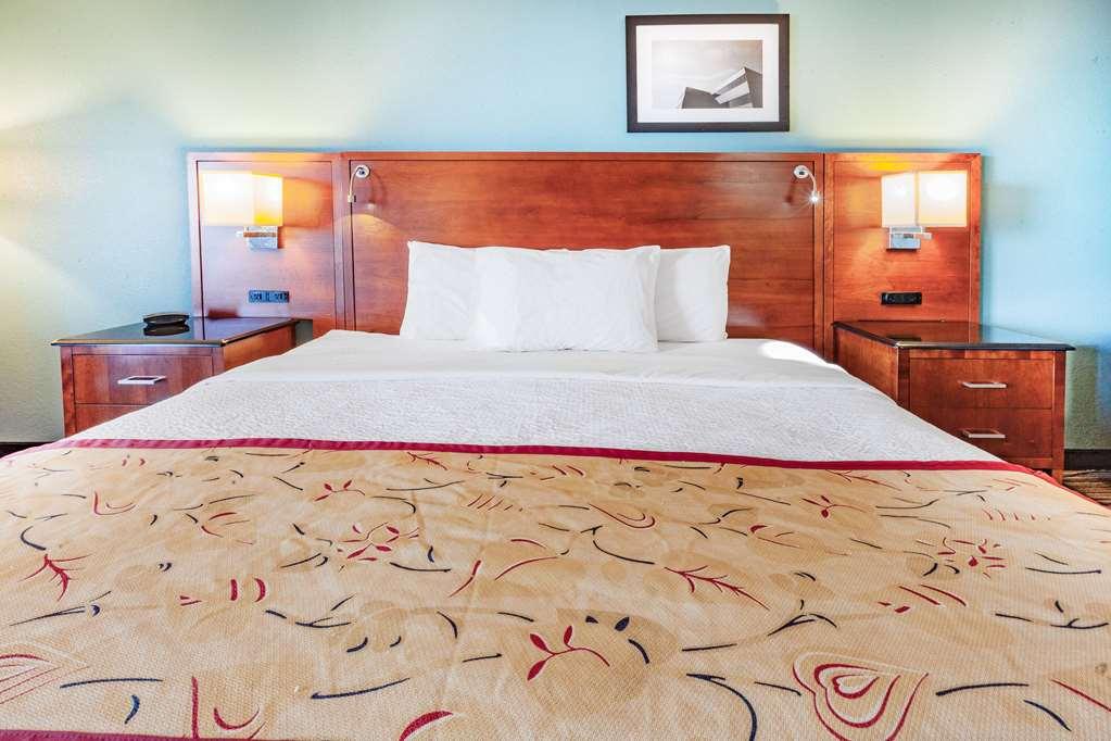 Days Inn & Suites By Wyndham St. Ignace Lakefront Room photo