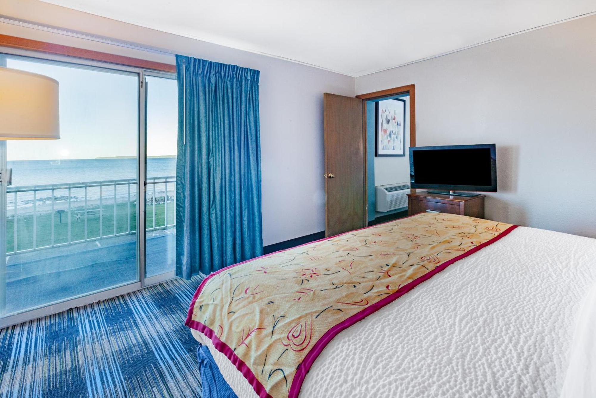 Days Inn & Suites By Wyndham St. Ignace Lakefront Exterior photo