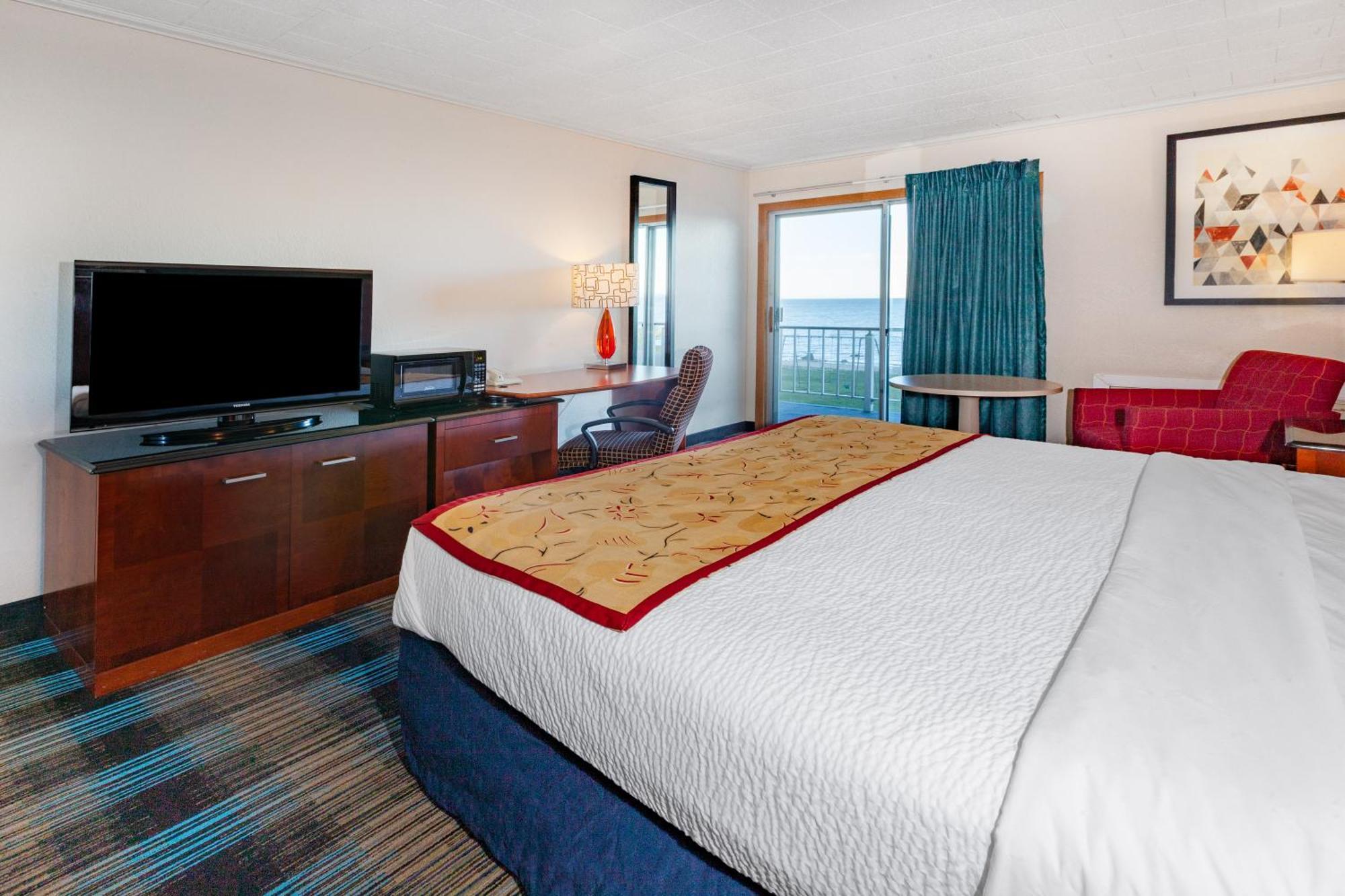 Days Inn & Suites By Wyndham St. Ignace Lakefront Exterior photo